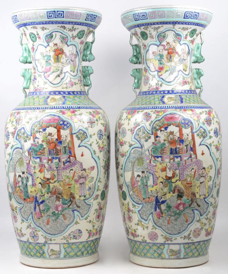 Een paar vazen van meerkleurig chinees porselein met een decor van personages in cartouches.