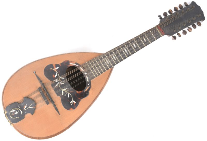 Een mandoline, afgewerkt met schildpad.