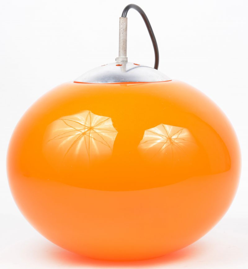Een ronde design luchter in oranje glas en chrome setting. Uit de jaren ‘70.