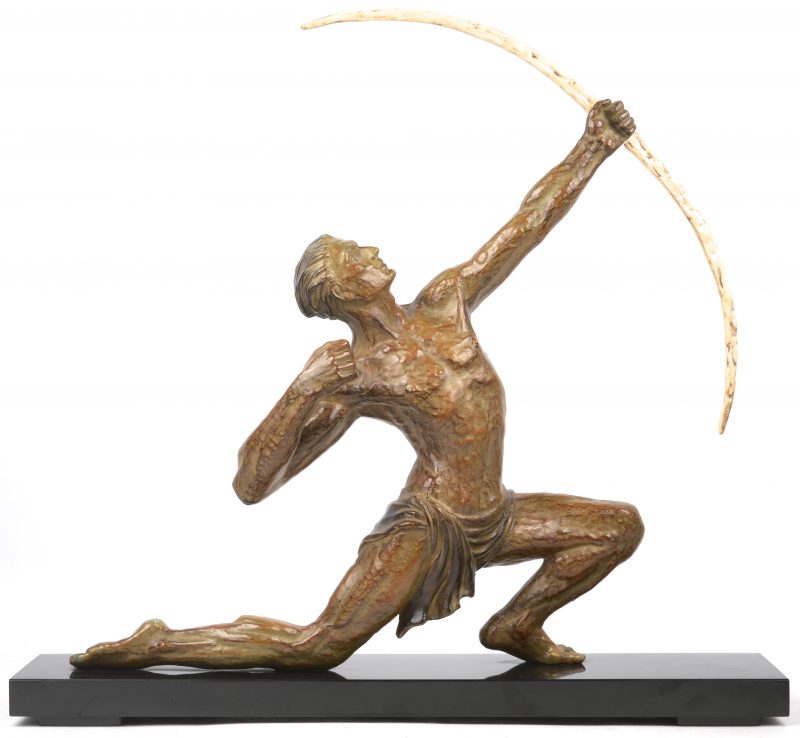 “De boogschutter”. Een bronzen beeld op arduinen sokkel.