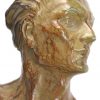 “De boogschutter”. Een bronzen beeld op arduinen sokkel.