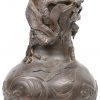 Een kalebasvormige vaas van brons, versierd met een draak in hoogrelïef. Onderaan gemerkt.