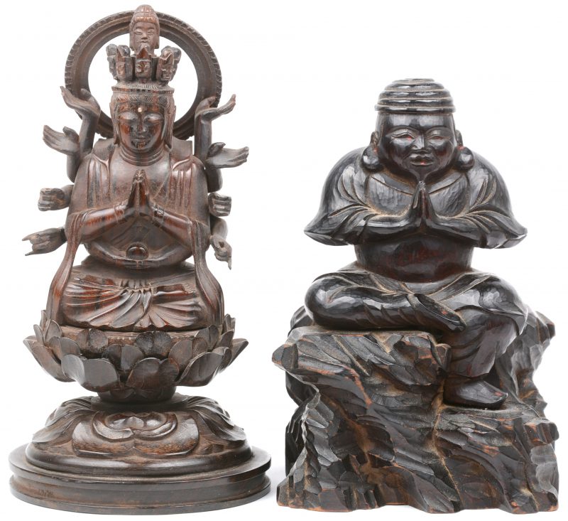 Twee voorstellingen van Boeddha van gebeeldhouwd hout.