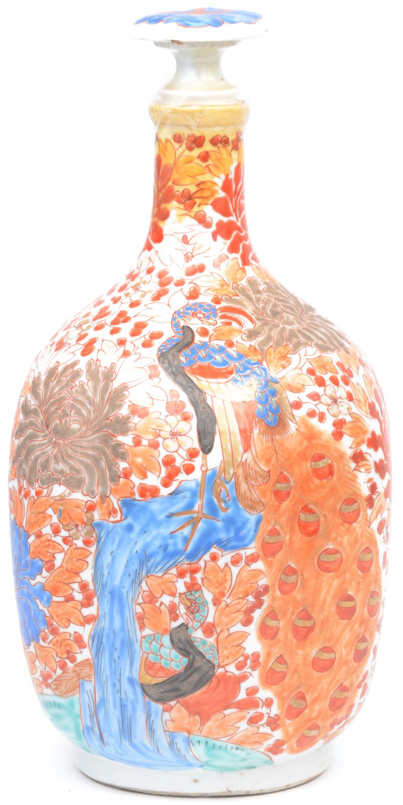 Een geribde fles van Imariporselein met een decor van pioenen en pauwen. Onderaan gemerkt. Restauratie aan de hals.