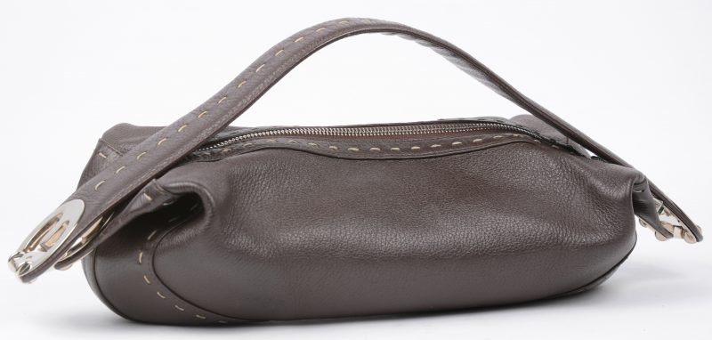 Een handtas van bruin leder.