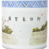 Een cilindervaas van Chinees porselein met een meerkleurig decor van reizigers.
