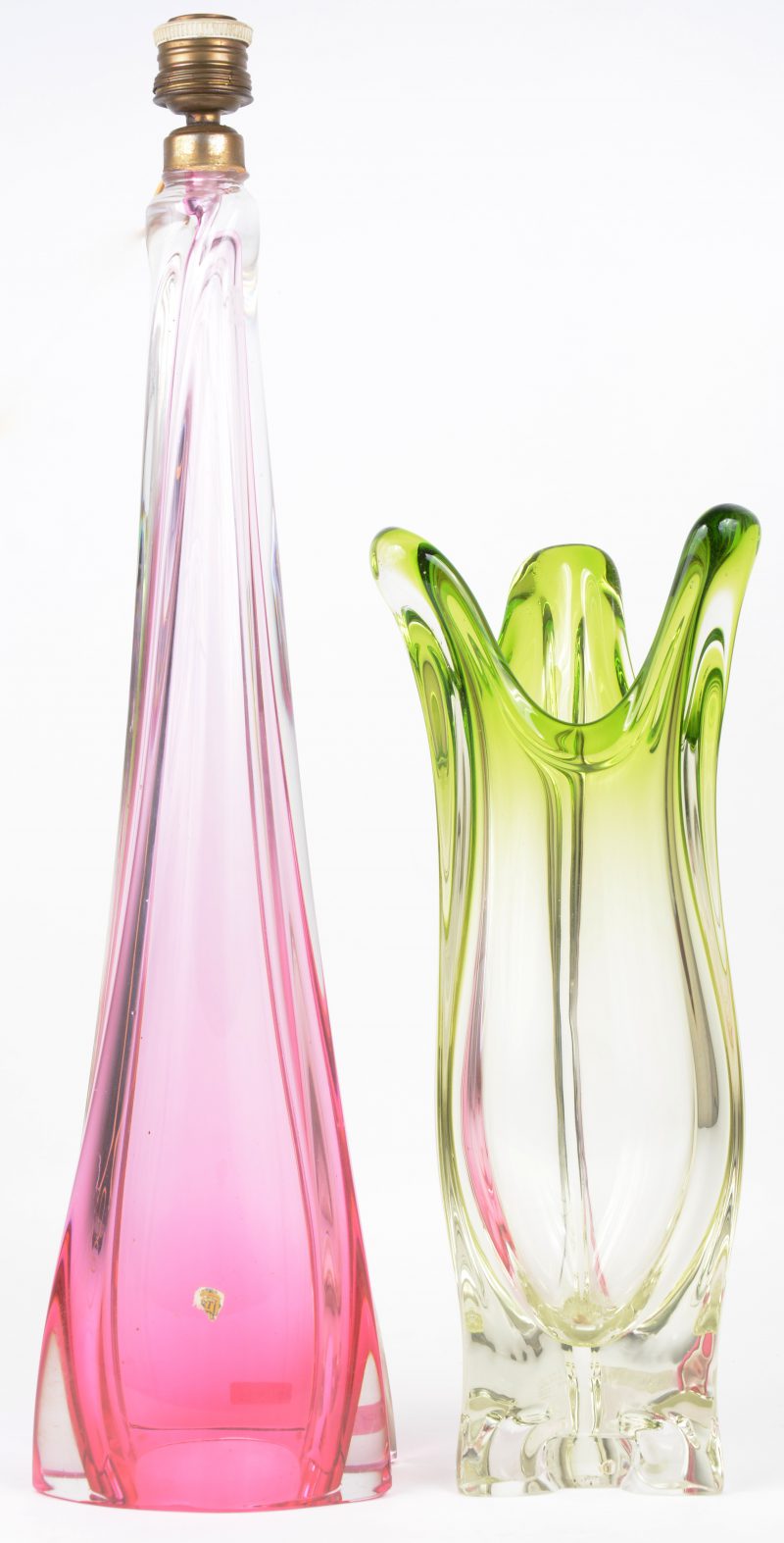 Een vaas en een lampvoet in resp groen en roze kristal.