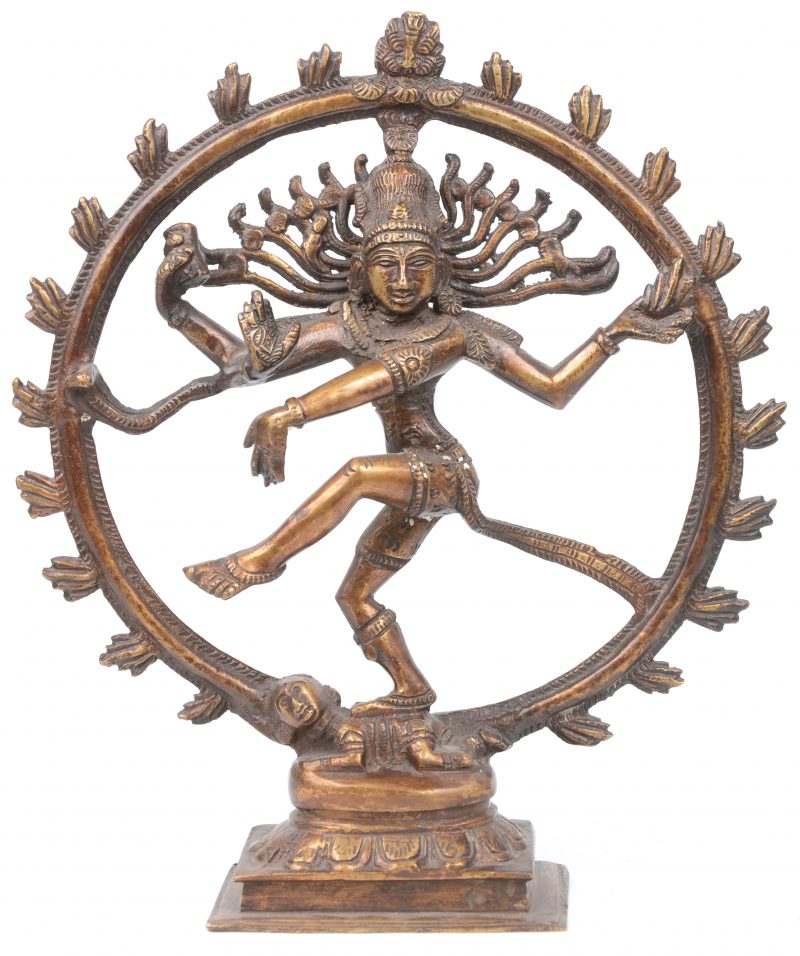 Een bronzen voorstelling van Shiva Nataraja, “koning van de dans” ,die de dwerg Muyalaka, symbool van onwetendheid, vertrappeld.
