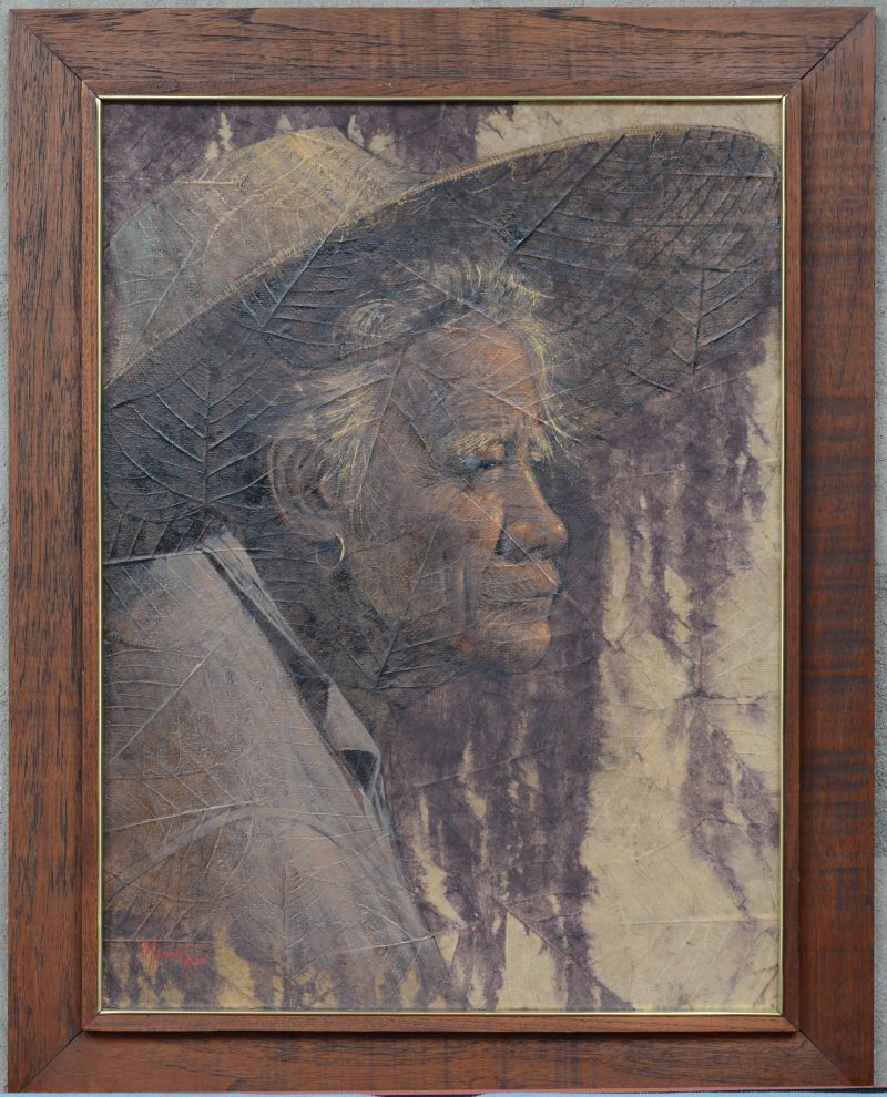 “Oude Chinese vrouw”. Een schilderij op een doek gemaakt van bladeren. Gesigneerd en gedateerd 1978.