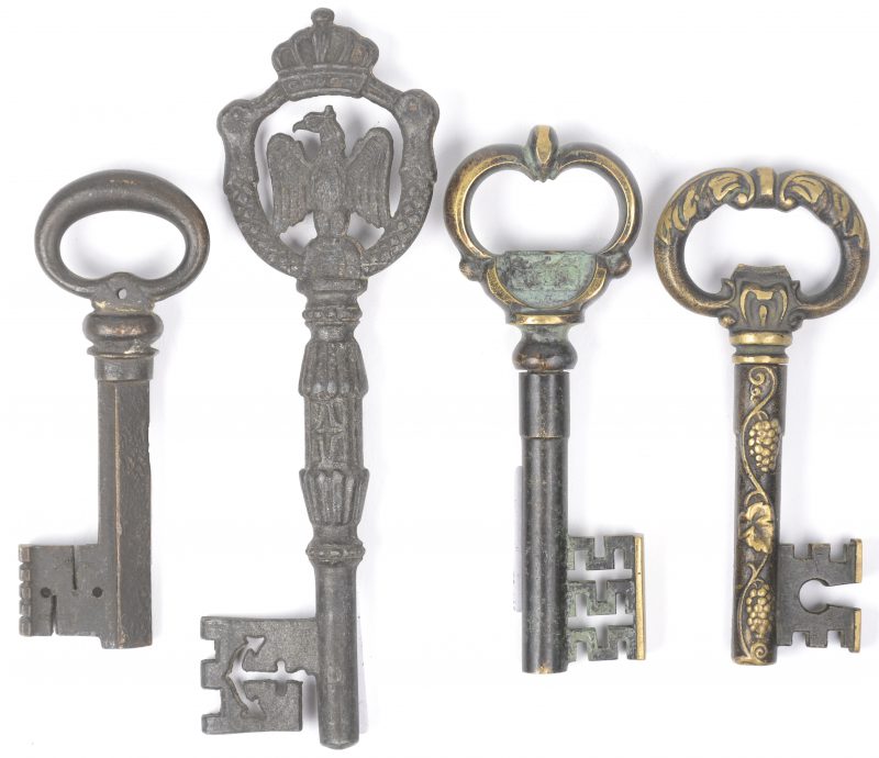 Een lot van vier verschillende antieke sleutels.