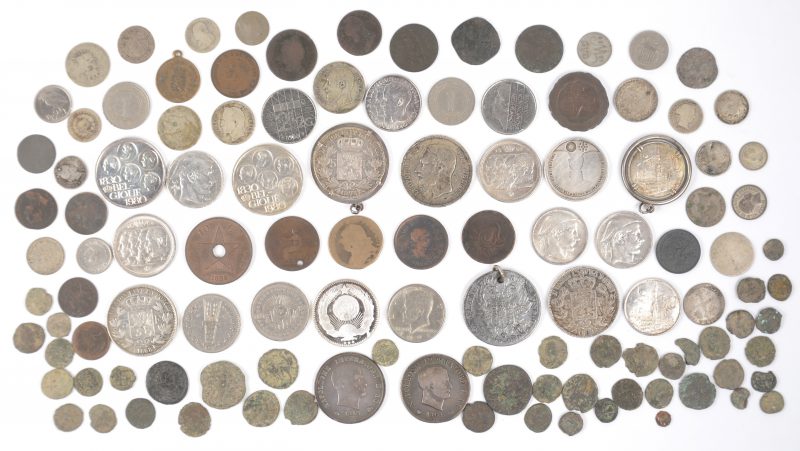 Een partij oude munten, waaronder Belgische, Nederlandse, Amerikaanse, Italiaanse, enz.