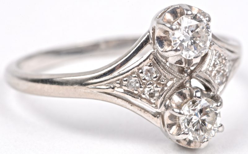 “Toi et Moi”. Een 18 karaats wit gouden ring bezet diamanten met een gezamenlijk gewicht van ± 0,36 ct.