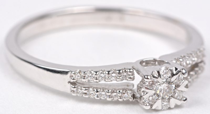 Een 18 karaats wit gouden ring bezet diamanten met een gezamenlijk gewicht van ± 0,23 ct.