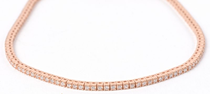 Een 18 karaats roze gouden armband bezet diamanten met een gezamenlijk gewicht van ± 1 ct.