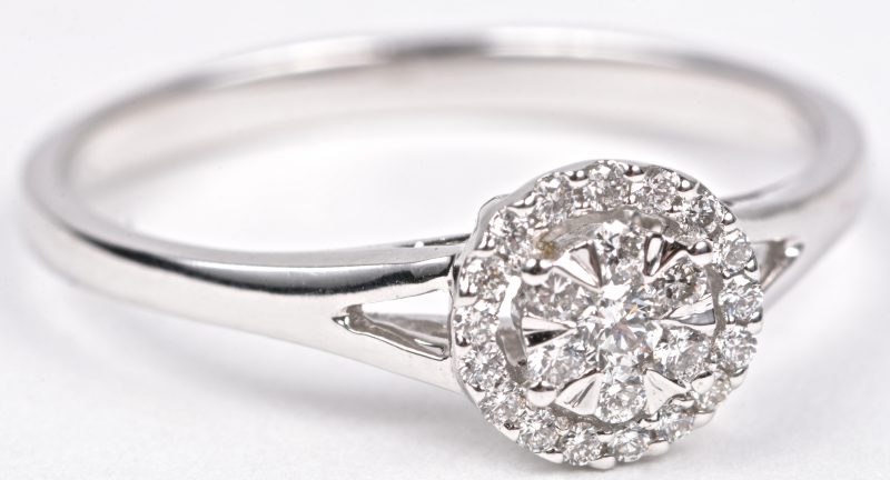 Een 18 karaats wit gouden ring bezet diamanten met een gezamenlijk gewicht van ± 0,22 ct.