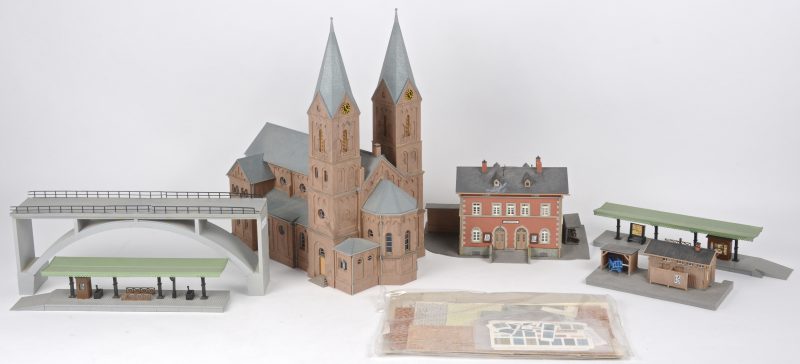 Een lot geassembleerde gebouwen voor diorama’s op schaal HO, bestaande uit een kerk, een brug, stationsgebouw ‘Langenthal’, twee overdekte perrons en een stationstoilet. Overwegend Kibri.