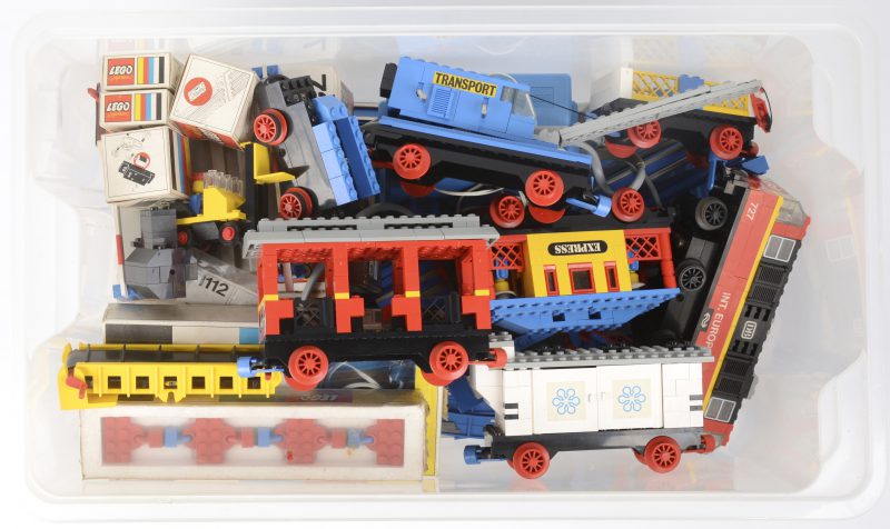 Een trein, een 12V transformator en een groot aantal sporen, waarbij vijf ongeopende doosjes. Enkele wagons niet compleet. Jaren ‘70.