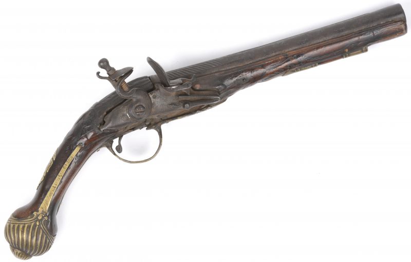 Een vermoedelijk XVIIe eeuws vuursteenpistool, met messingen versieringen en gegrveerde motieven in het hout en op de loop. Schade aan het hout rond het mechanisme.
