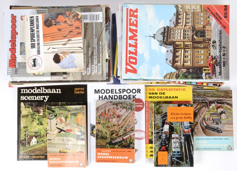 Een gevarieerd lot boeken, tijdschriften en documentatie met betrekking tot modelspoorbaan.