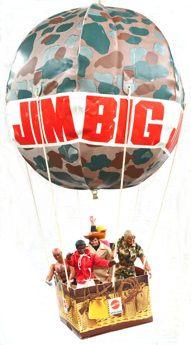 Een lot van vijf actiefiguren uit de jaren ‘70 uit de reeks “Big Jim”, bestaande uit twee ‘Big Jims’ met verschillende outfits, ‘Big Jack’, ‘Big Josh’ en ‘Dr. Steel’. Met opblaasbare luchtballon.