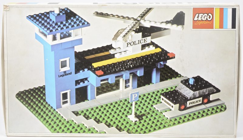 “Politiebureau met politiewagen en -helikopter”. Een bouwset in originele doos. Met boekje.