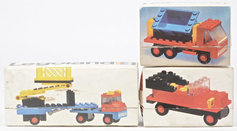 “Auto”, “Kiepwagen” & “Kraanwagen”. Drie bouwsets in originele doosjes. Met boekjes. 1972 & 1974.