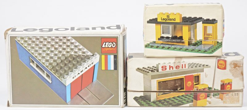 “Legoland bushalte met telefooncel”, “Shell tankstation” & “Garage”. Drie bouwsets in originele doosjes. Met boekjes.