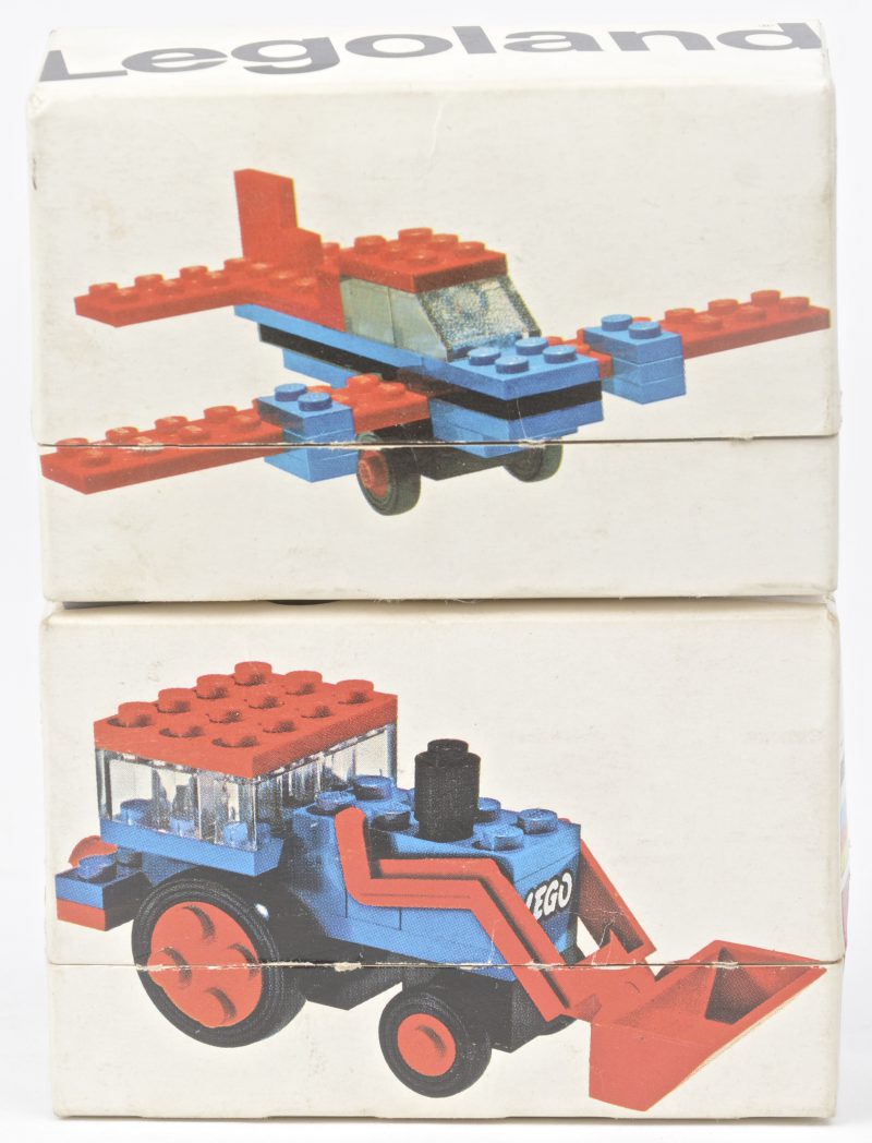 “Tractor” & “Vliegtuigje”. Twee bouwkits in originele doosjes. Met boekjes.