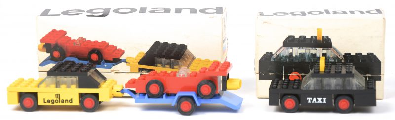 “Taxi” & “Auto met racewagen op aanhangwagen”. Twee bouwkits in originele doosjes. Met boekjes.