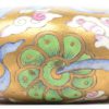 Een snuffbottle van polychroom porselein met een decor van fantasiedieren. Deksel met scharnier, keurmerk ag Londen initialen van de maker S.M.