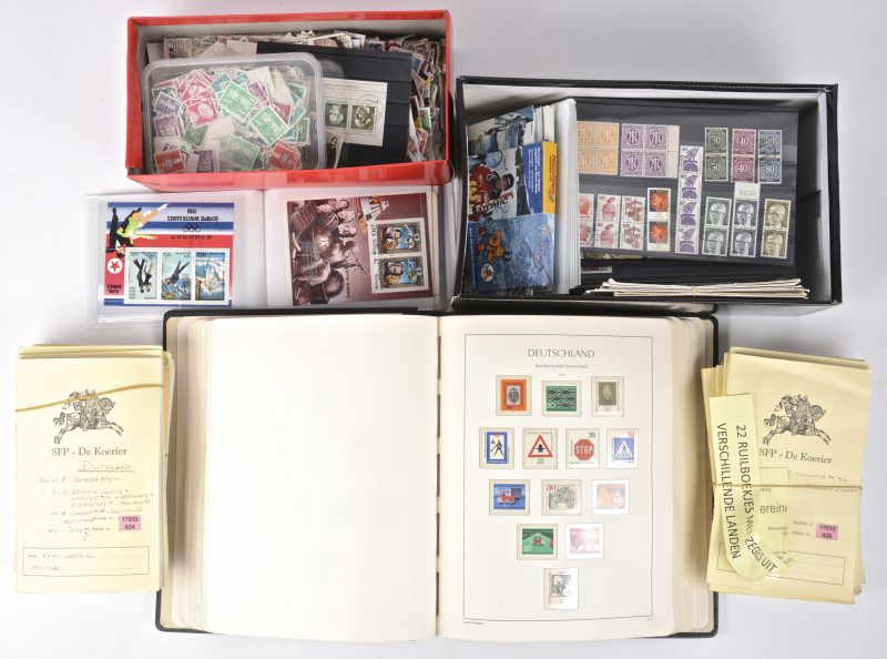 Een insteekboek met diversen en losse postzegels. Een klembinder met postzegels B.R.D. 1949-1990. En een doos met kaarten o.a. filmsterren en 22 ruilboekjes met postzegels.