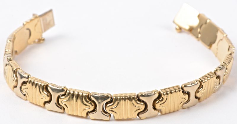 Een 18 karaats tweekleurige gouden schakelarmband.
