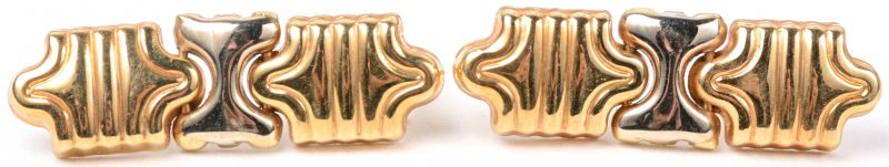 Een paar 18 karaats tweekleurige gouden oorbellen.