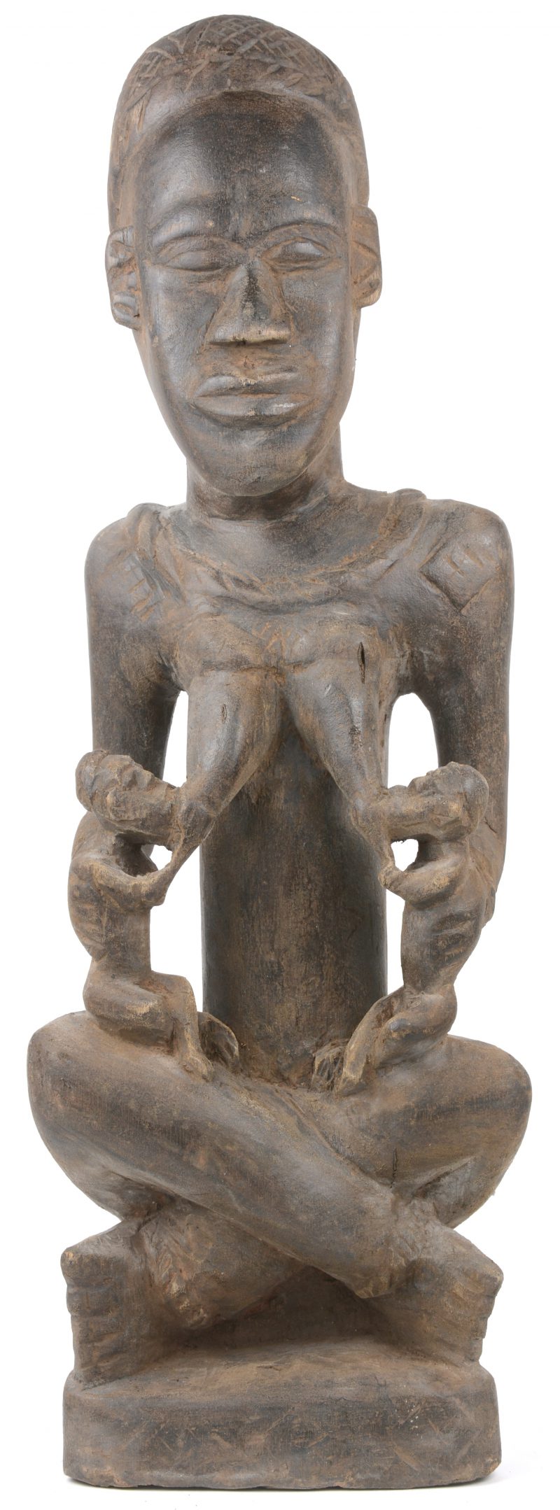 “Moeder met zogende kroost”. Een Afrikaans houten beeld.