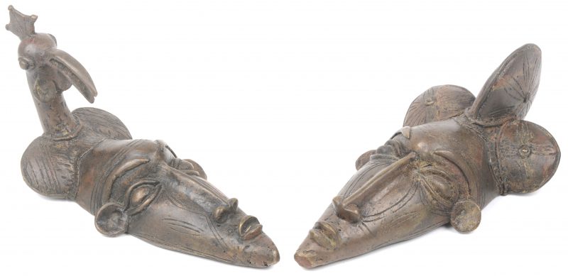 Twee bronzen maskers uit Benin. XIXde eeuw.