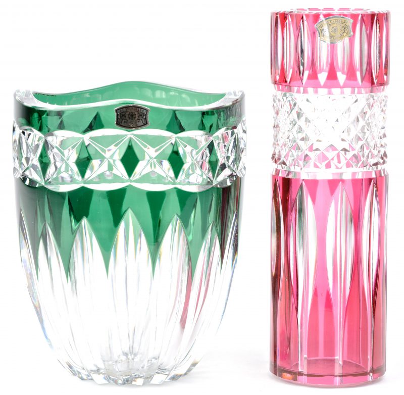 Een vaas en een kokervaas van geslepen kristal, respectievelijk groen en mauve gekleurd in de massa. Beide gemerkt.