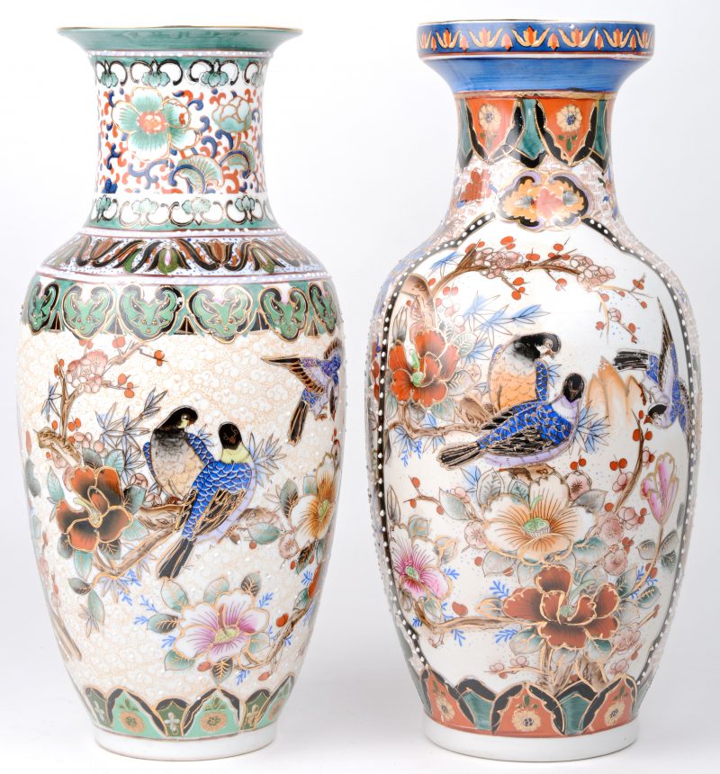 Twee verschillende balustervaasjes van meerkleurig Chinees porselein met decors van vogels en bloemen.