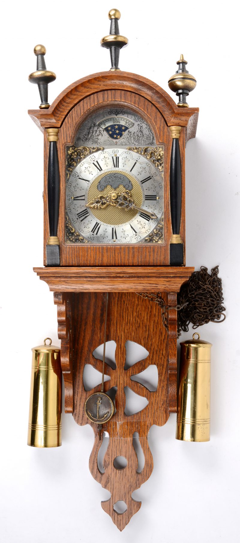 Een replica van een Zaans klokje. Met slinger en gewichten.