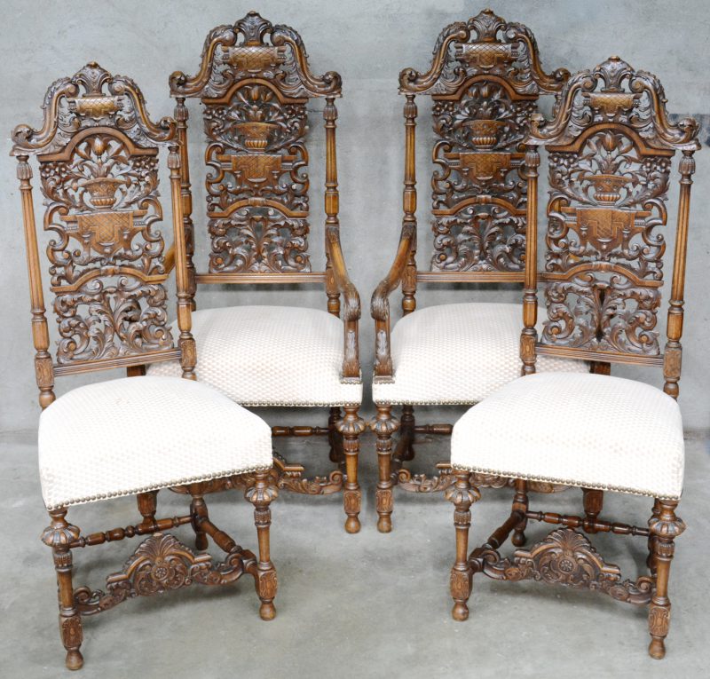 Een reeks van vier rijkelijk gebeeldhouwde stoelen in barokke stijl, waarbij twee armstoelen.