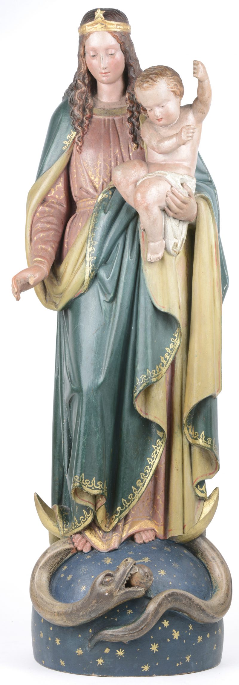 Een gepolychromeerd houten heiligenbeeld van Maria met kind staande op de slang uit de tuin van Eden. Rechterduim ontbreekt.