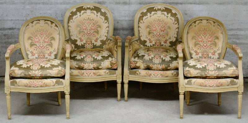 Twee fauteuils en twee fauteuils-en-cabriolet van gesculpteerd en, gepatineerd hout in Lodewijk XVI-stijl. XIXe eeuw.