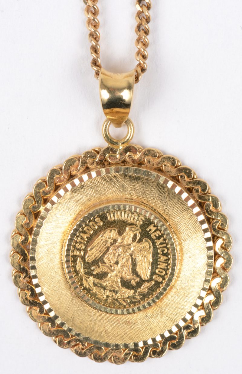 “Dos Pesos Mexico”. Een 18 karaats geel gouden ketting met hanger bezet met een munt van 1945.