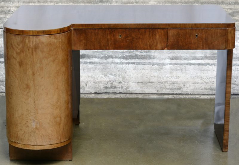 Een Art Deco bureautje van gefineerd hout.