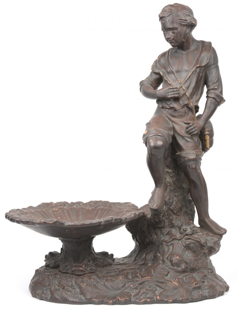 “Jonge man bij een bassin”. Een groep van terracotta met donker patina.