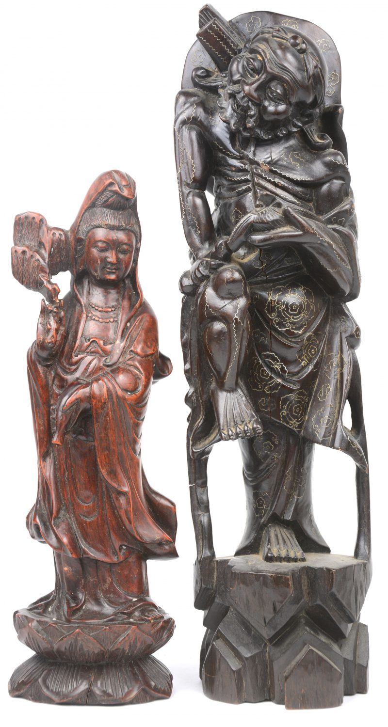 “Guan Yin” & “Wijze”. Twee Chinese beelden van gebeeldhouwd hout, waarbij het tweede met koperinleg.