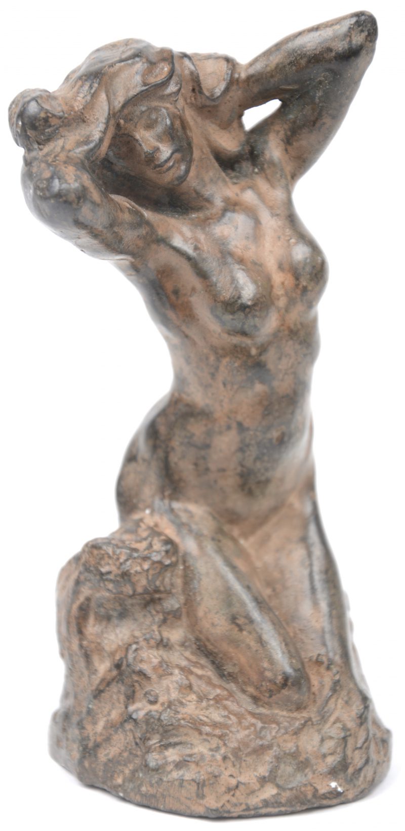 “Geknield naakt”. Een beeldje van brons. Onderaan gemerkt.