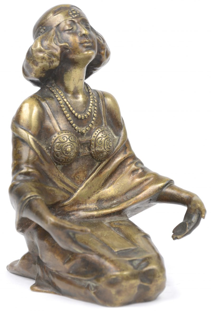 “Geknielde jonge vrouw”. Een art deco beeld van brons. Weens werk.