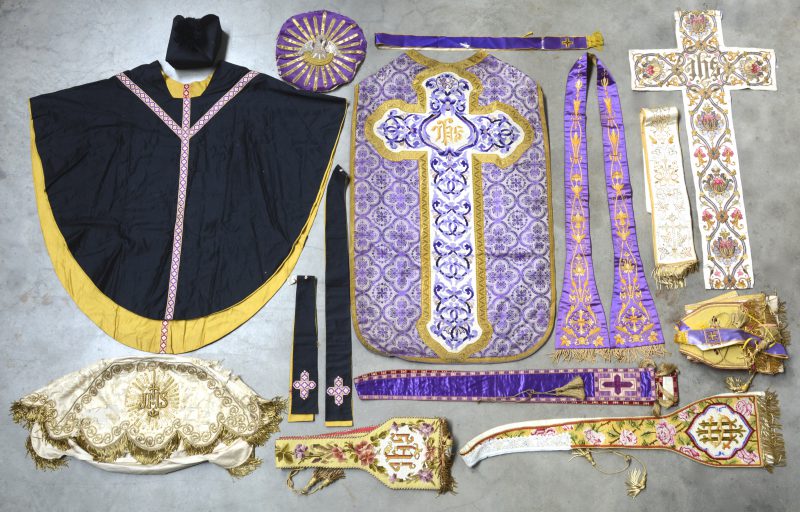 Een grote partij klerikale kledij, bestaande uit priestersgewaden, kazuifels e.a.