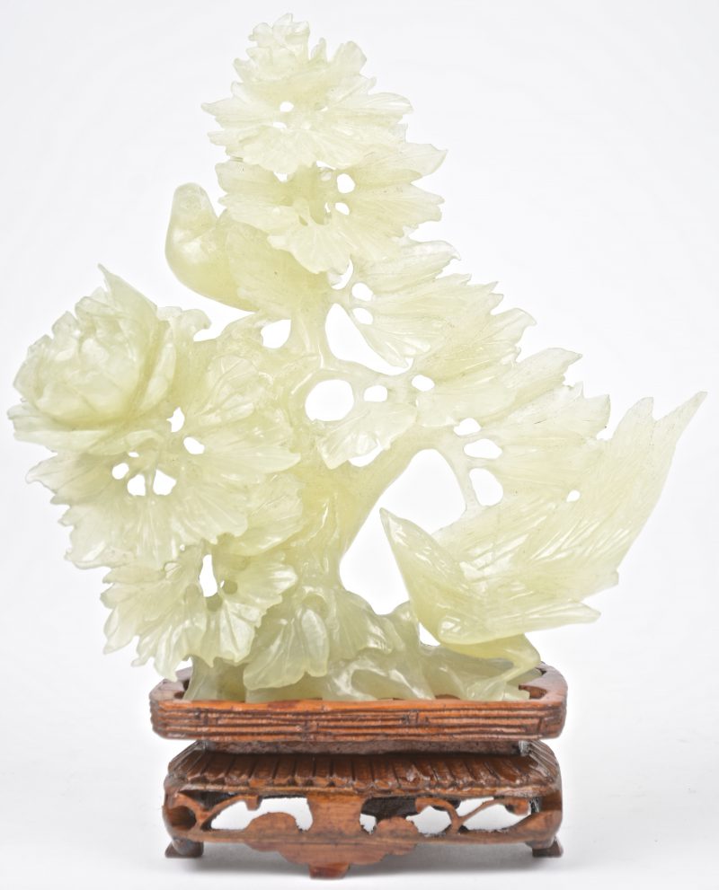 “Vogels in een bloeiende struik”. Een groepje van gesculpteerd jade op een houten sokkel. In doos.