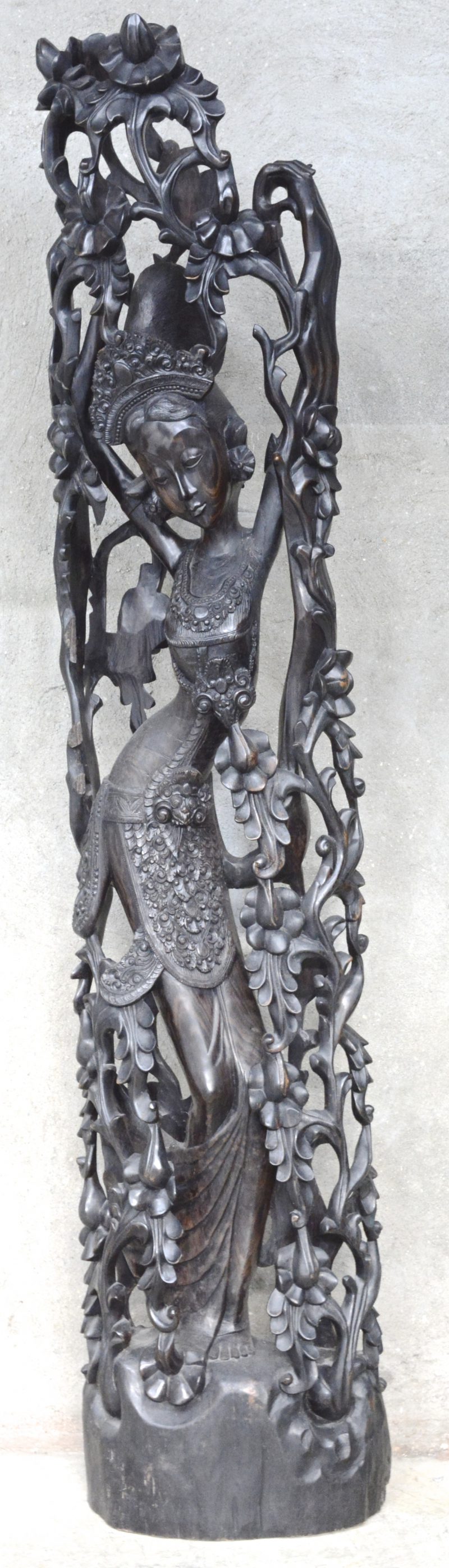 Een houten hoogrelief “ personages” uit Jakarta.